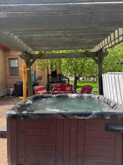 The Lovemore Inn~Hot Tub~Cheerful Carriage Home Delta Buitenkant foto